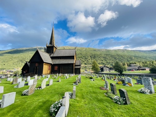La chiesa scura, Lom