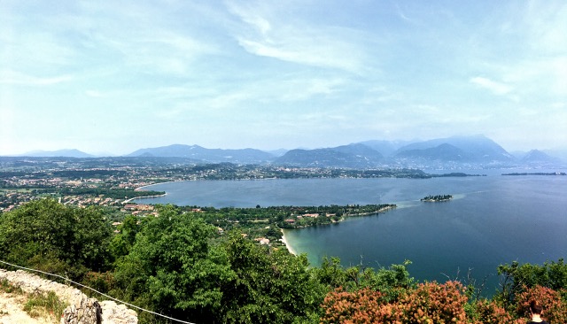 Panorama verso l'isola del conigli dalla Rocca di Moniga