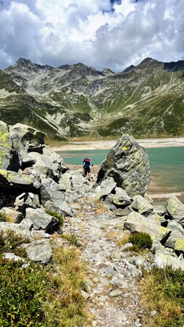 sentiero lungo il lago di campodolcino